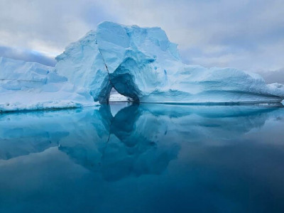 Немов величезний крижаний міст із тунелем: українські полярники зняли красивий льодовик з аркою