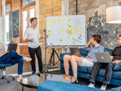 Став начальником друзів? 7 хитрих кроків, щоб не програти авторитет