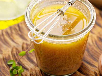 Вибух смаку: азійська заправка до салату з соєвим соусом