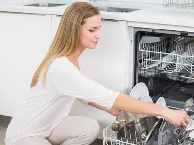 Посудомийна машина може зіпсувати ці речі — що краще мити вручну