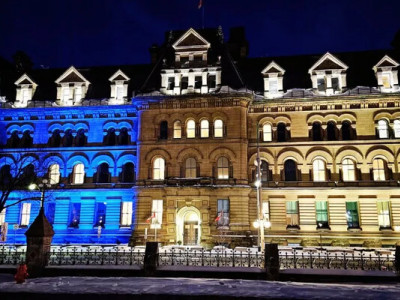 У Канаді парламент та офіс прем’єра в Оттаві підсвітили у кольорах прапора України