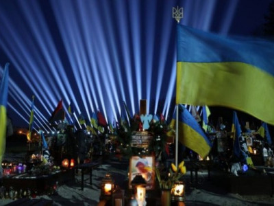 Промені пам'яті у Львові: на кладовищах вшанували загиблих Героїв до річниці вторгнення