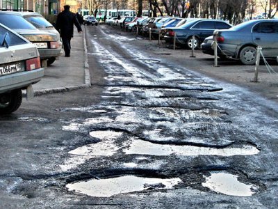 То яма, то канава, а колеса відвалюються: коли почнуть латати ями?