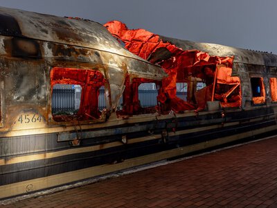 Майстри світла з Дніпропетровщини створили меморіал у понівеченому вагоні - подробиці