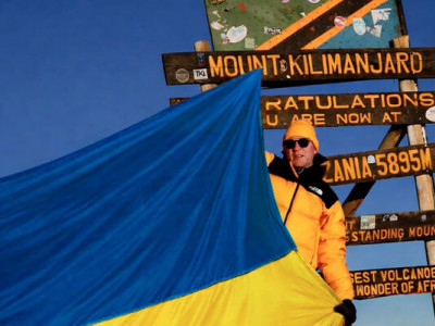 Розгорнув синьо-жовтий прапор: українець установив рекорд на найвищій точці гори Кіліманджаро (фото)
