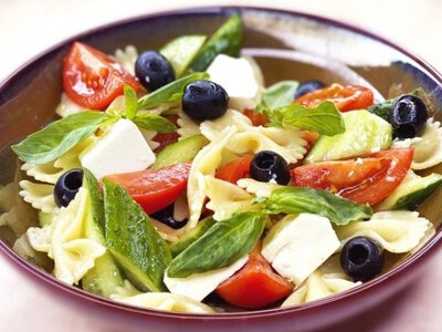 Італійський салат з макаронами та бринзою за 10 хвилин