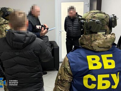 Заробляли на укриттях для літаків