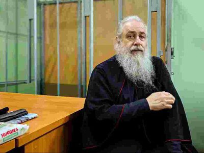 Попа московського патріархату, який зливав позиції ЗСУ, звільнили з-під варти