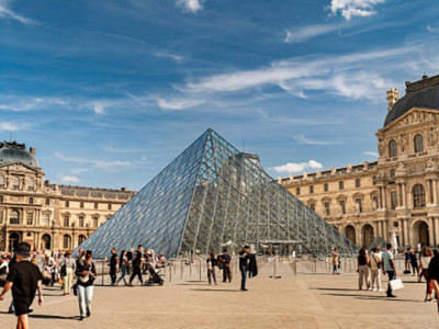 Президент Франції Макрон прийняв відставку глави Лувра