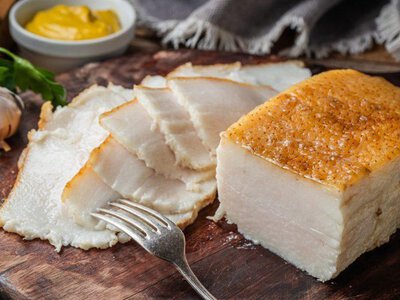 Як приготувати солоне сало з ніжною шкіркою: корисний лайфгак