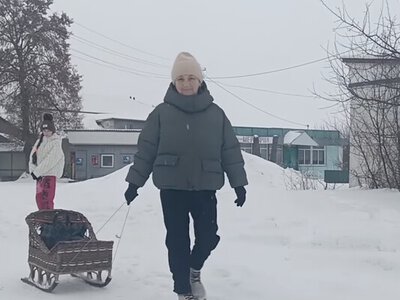 Плетені санки: як їздять за покупками у засніжених селах на Чернігівщині