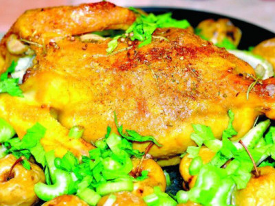 Смачна пікантна  ароматна курочка, фарширована фенхелем, чорносливом і яблуком