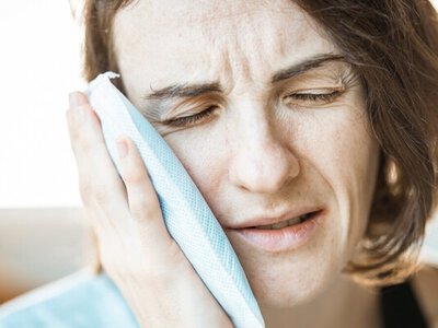 Як швидко та ефективно заспокоїти зубний біль: поради медиків