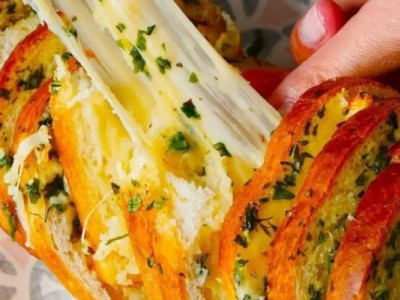 Такі цікаві яєчно-часникові грінки з сиром стали улюбленим сніданком: швидко і просто