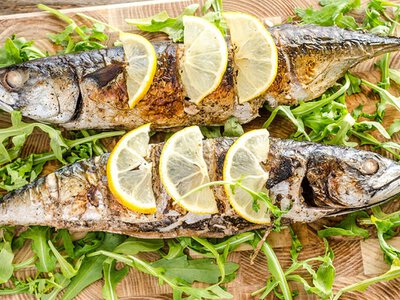 Запечена скумбрія з лимоном і травами: простий рецепт без запаху риби