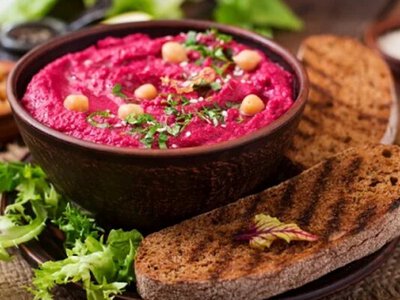 Весняний вибух кольору: готуємо рожевий хумус із запеченою морквою та фетою