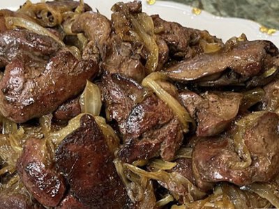 Як смажити печінку без гіркоти: у чому замочувати та правильний рецепт з цибулею