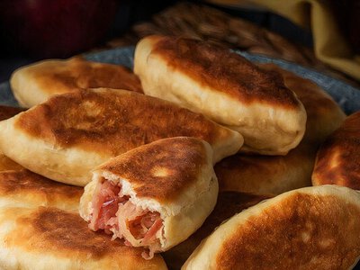 Ніжне тісто на кефірі й начинка з карамелізованих яблук. Рецепт пиріжків, які готують без духовки