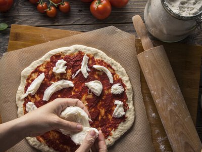 Як приготувати ідеальну домашню піцу: простий рецепт крок за кроком
