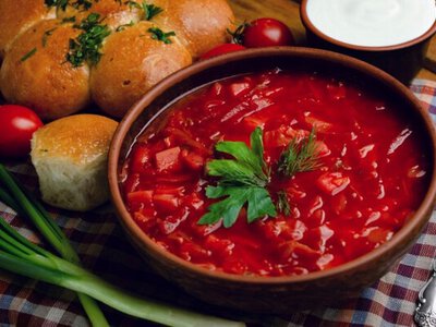 Приготуйте густий український борщ з квашеною капустою та буряком: найсмачніша класика