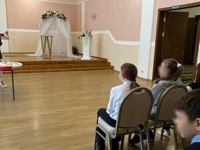 Дітей у росії почали водити на екскурсії до РАЦСів та влаштовувати імітацію весілля