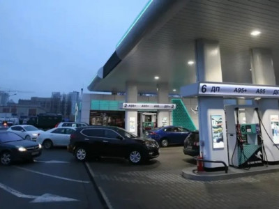 В Україні ажіотаж на АЗС через страх подорожчання пального: чого чекати далі?