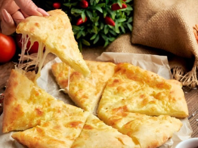 Мама навчила готувати прості смачні коржики з сиром в духовці