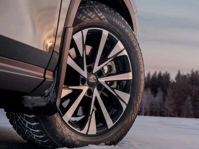 Підлаштовуються під погоду: випущено перші у світі шини з висувними шипами