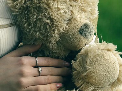 Плюшеві ведмедики у дорослих: психолог розповів про норму та межу