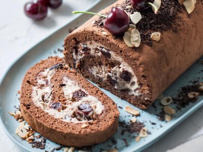 Легендарний десерт у новому форматі: секрет рулету П'яна вишня