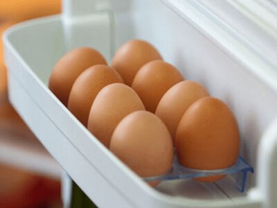 Чому не варто зберігати яйця у дверцятах холодильника