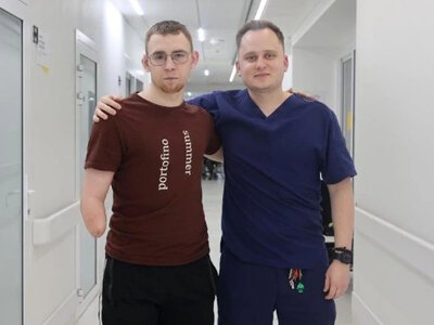 Втратив руку й ногу на фронті, але не зламався: історія воїна, який починає життя з