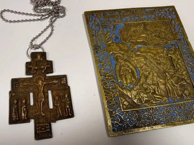 Митники передали до музею старовинні ікони та хрест, які намагалися вивезти з України