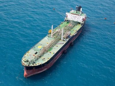 Ризикований рейс: грецький танкер із мільйоном барелів нафти прорвав блокаду Ормузької протоки