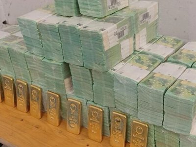 «Кілограмові злитки в Угорщині, імовірно, вийняли з опломбованого боксу для фото»: для кого Ощадбанк віз золото