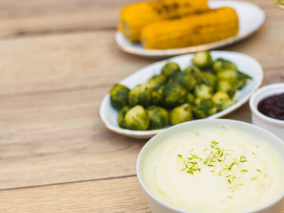 Соус з йогурту та огірка, який чудово смакує до м’яса і овочів