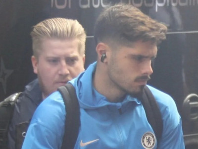 Гравець Челсі Педру Нету розлютився і штовхнув болбоя під час матчу