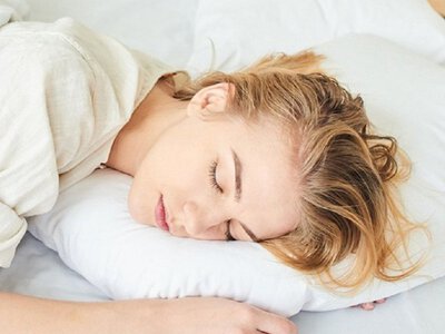 Що буде, якщо лягти спати з мокрою головою: наслідки можуть нажахати