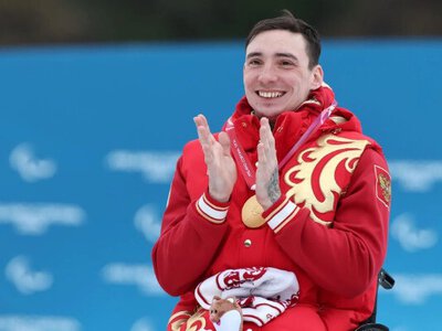 Лижник з РФ виграв золото на Паралімпіаді-2026 та присвятив олімпійську медаль воєнному злочинцю Путіну