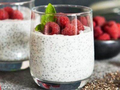 Без шкоди для фігури: приготуйте простий ранковий десерт із насінням чіа та ягодами