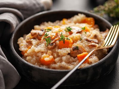 Персикове різотто з дорблю та волоським горіхом: солодкий акцент у класичній страві