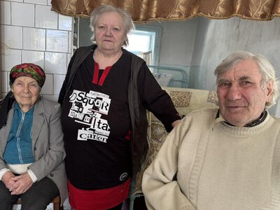 Палили багаття прямо в хаті і варили їсти: родина пенсіонерів переїхала з Покровська на Чернігівщину