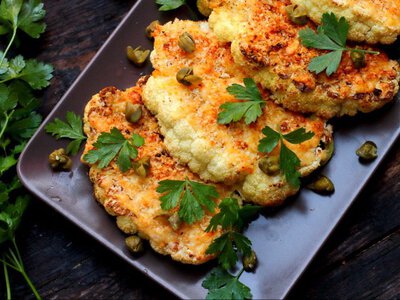 Дієтично та недорого. Як приготувати стейки з капусти під горіховим соусом