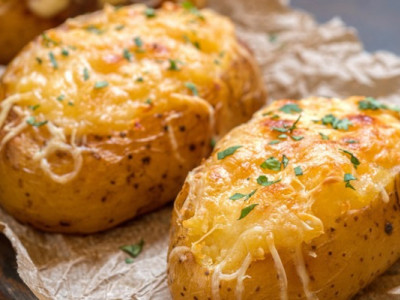 Від оселедця до сальця: рецепт неймовірно смачної печеної картоплі в мундирі