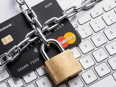 Українцям почали масово блокувати банківські рахунки: що відомо?