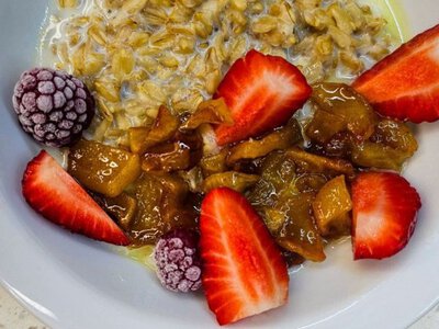 Енергія посівної: ситна вівсянка з карамелізованими яблуками та волоськими горіхами