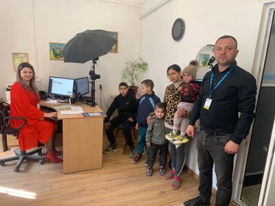 У Міжгір’ї оформили закордонні паспорти дітям із багатодітної ромської родини