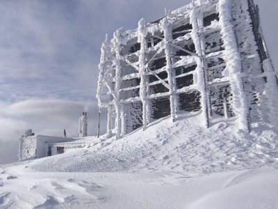 До Карпат повернулась зима: гори замітає снігом, вдарили морози