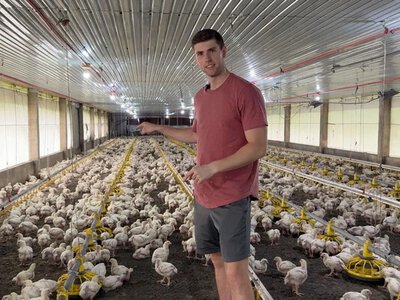 Канадський банкір залишив шестизначну зарплату заради ферми з розведення курей на Філіппінах