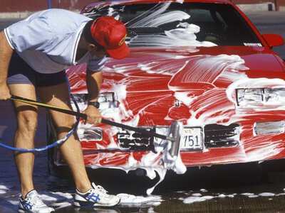 Названо типові помилки на автомийці, які швидко вбивають блиск фарби